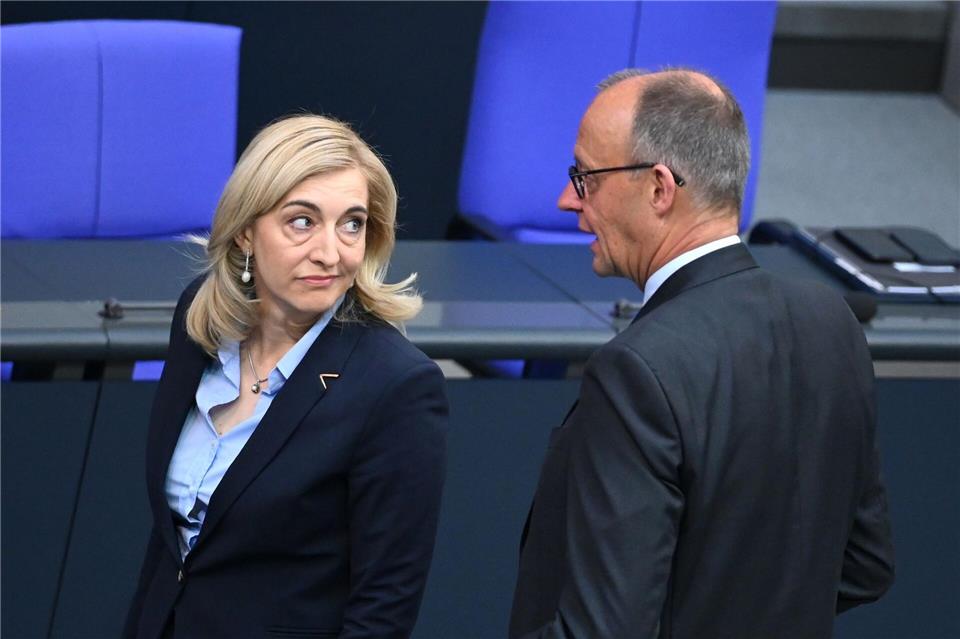 Ministerin Nina Warken hat das Sparziel für 2027 noch erhöht. (Archivbild)Elisa Schu/dpa