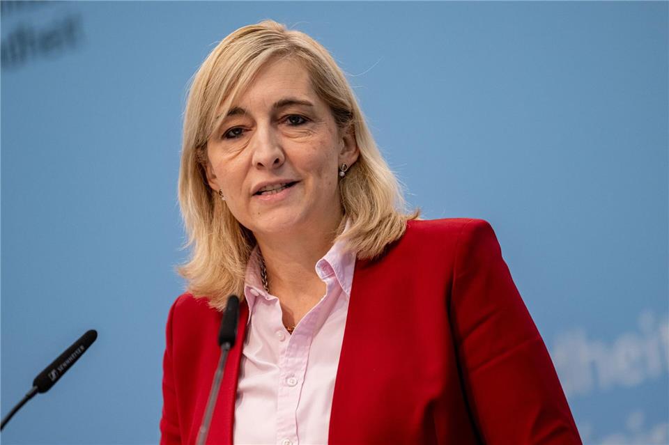 Ministerin Nina Warken warnt vor Gesundheirsrisiken durch Lachgas. (Archivbild)Fabian Sommer/dpa