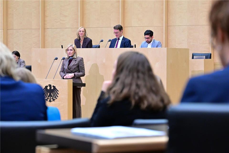 Ministerin Nina Warken will den Druck für Beitragserhöhungen vermindern.Sebastian Christoph Gollnow/dpa