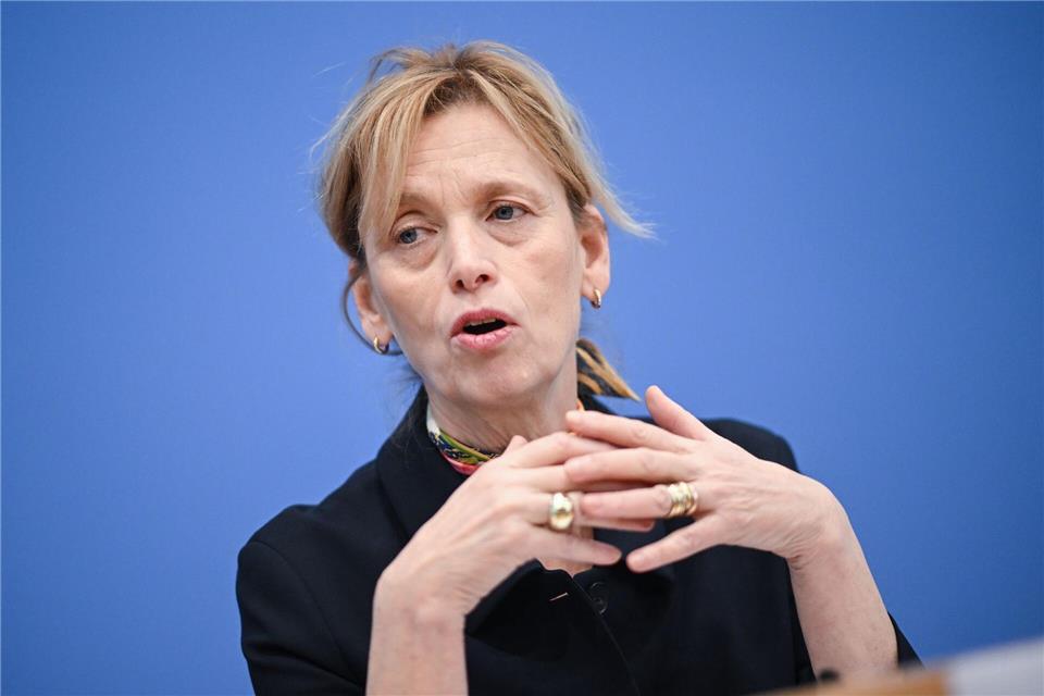 Ministerin Prien sieht das Internet auch als Mittel gegen Einsamkeit bei Älteren.Britta Pedersen/dpa