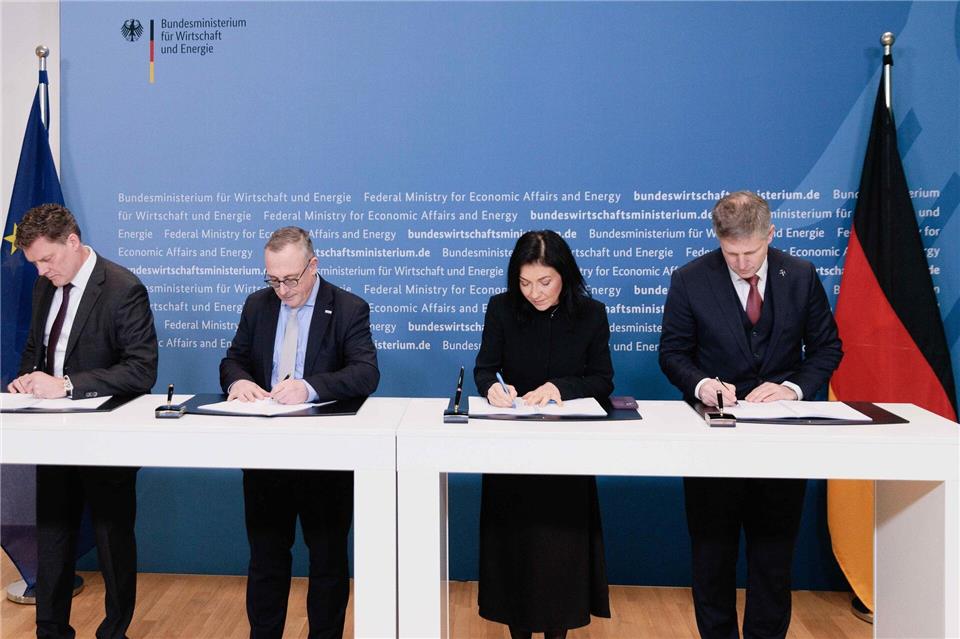 Ministerin Reiche und Leag-Vertreter unterzeichnen die öffentlich-rechtlichen Verträge zum vorzeitigen Ausstieg aus der Braunkohleverstromung.Carsten Koall/dpa