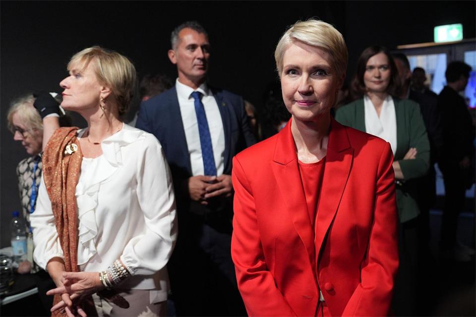 Ministerin Simone Oldenburg (li) und Ministerpräsidentin Manuela Schwesig waren bisher schon in der rot-roten Landesregierung - Claudia Müller (im Hintergrund) könnte dazu kommen. (Archivbild)Marcus Brandt/dpa Pool/dpa