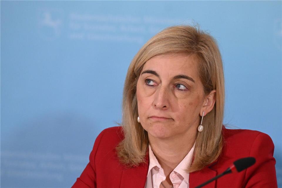 Ministerin Warken hebt das Sparziel für stabile Kassenbeiträge an. Julian Stratenschulte/dpa