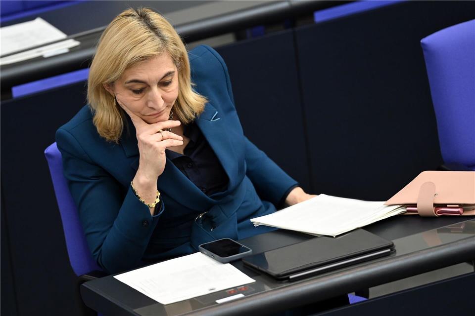 Ministerin Warken kündigte eine Anhebung des Fix-Honorars an. (Archivbild)Lilli Förter/dpa