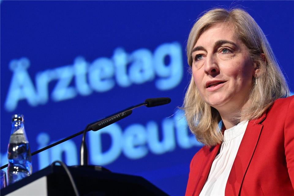 Ministerin Warken verteidigte ihr Sparpaket gegen Kritik der Ärzte.Julian Stratenschulte/dpa