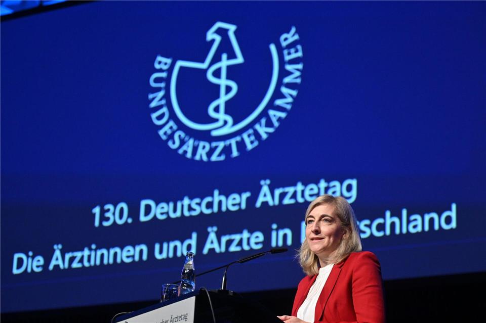 Ministerin Warken verteidigte ihr Sparpaket gegen Kritik der Ärzte.Julian Stratenschulte/dpa
