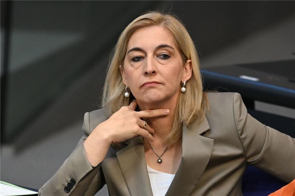 Ministerin Warken will die Pflegekassen in Milliardenhöhe entlasten. (Archivbild)Elisa Schu/dpa