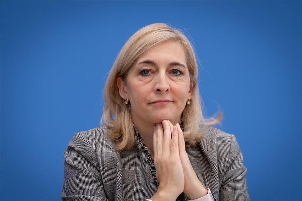 Ministerin Warken will jetzt vor allem bei den Klinik-Vergütungen sparen. (Archivbild)Soeren Stache/dpa