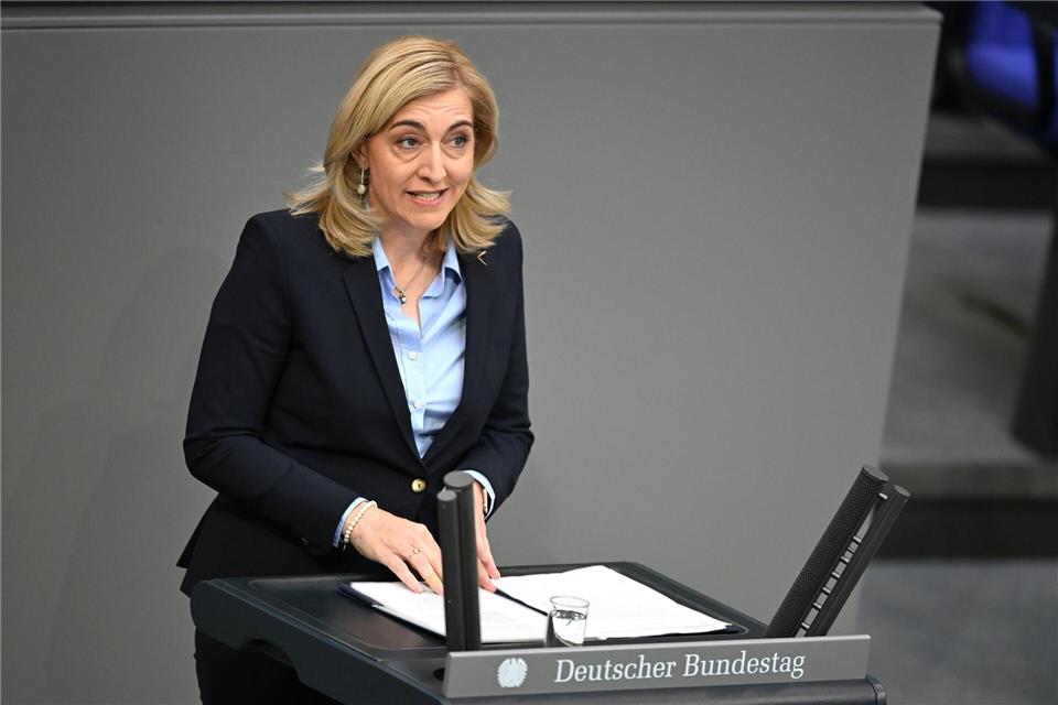 Ministerin Warken wirbt, stabile Beiträge seien kein Selbstzweck. Elisa Schu/dpa
