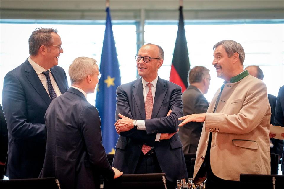 Ministerpräsident Alexander Schweitzer (CDU) empfängt Bundeskanzler Friedrich Merz (CDU) in Mainz. (Archivbild)Kay Nietfeld/dpa
