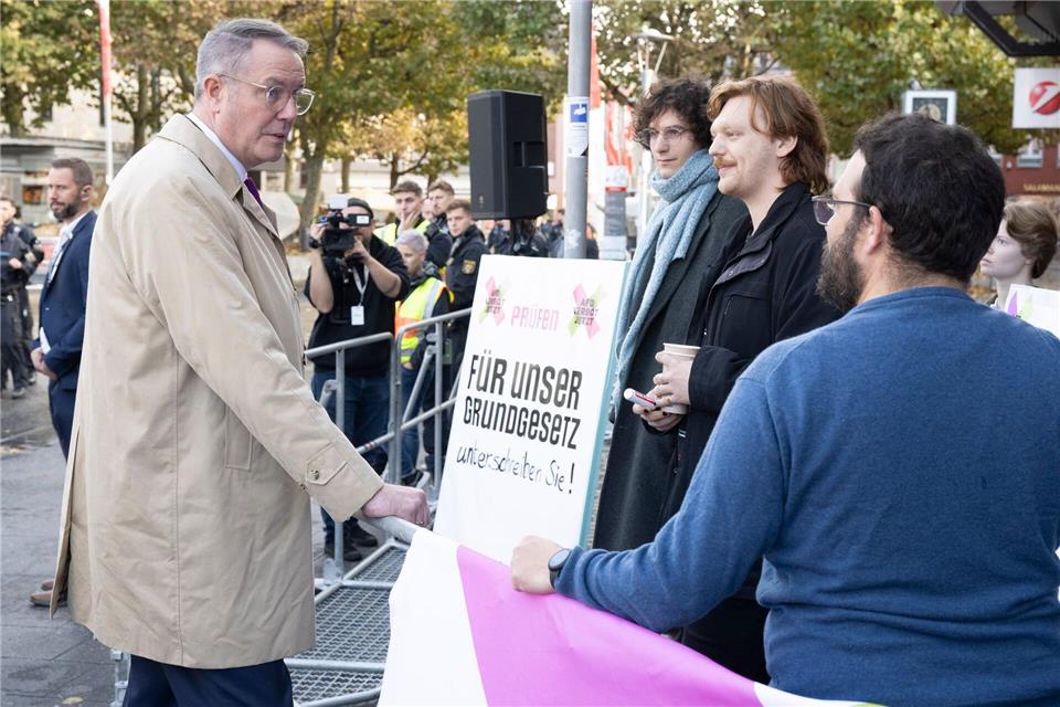 Schweitzer spricht vor Länderkonferenz mit Demonstranten Ministerpräsident Alexander Schweitzer (SPD) dankte Demonstranten für ihr Engagement.Boris Roessler/dpa