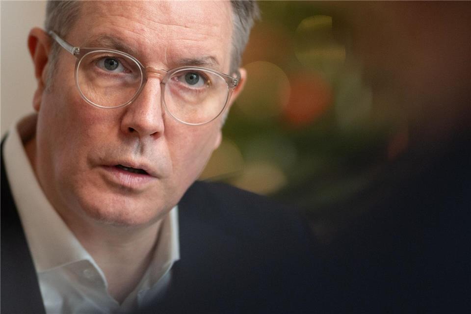 Ministerpräsident Alexander Schweitzer (SPD) erwartet eine 100-prozentige Kompensation für die Kommunen, wenn diese jetzt für Ukrainer aufkommen müssen. (Archivbild)Boris Roessler/dpa