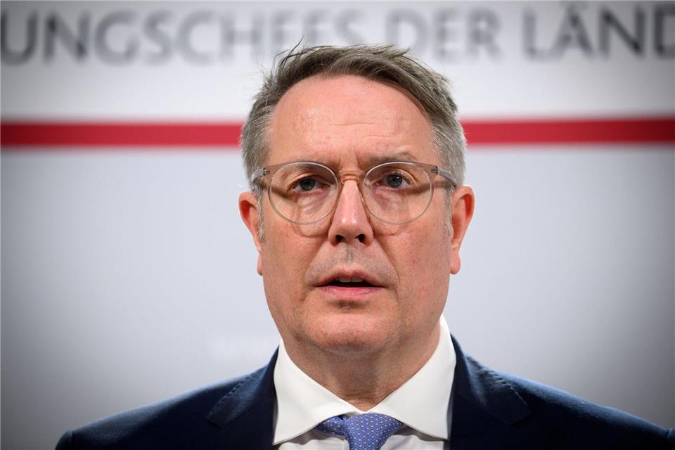 Ministerpräsident Alexander Schweitzer (SPD) fordert wirksame „Entlastungsmaßnahmen gegen den Spritpreis-Schock“. (Archivbild) Bernd von Jutrczenka/dpa