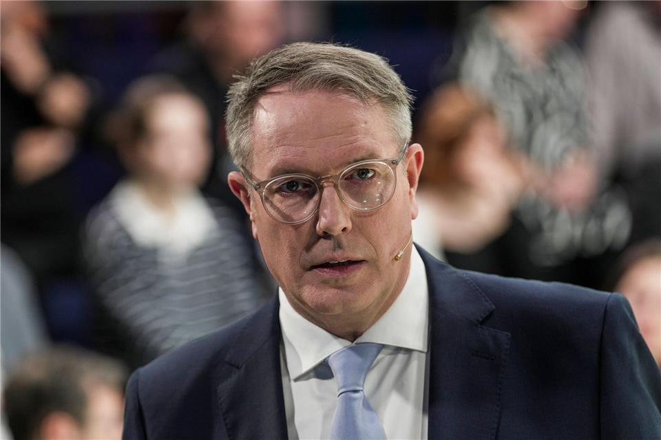 Ministerpräsident Alexander Schweitzer (SPD) fordert: Der Bund muss Transparenz über die Verwendung der Mittel herstellen. (Archivbild) Andreas Arnold/dpa