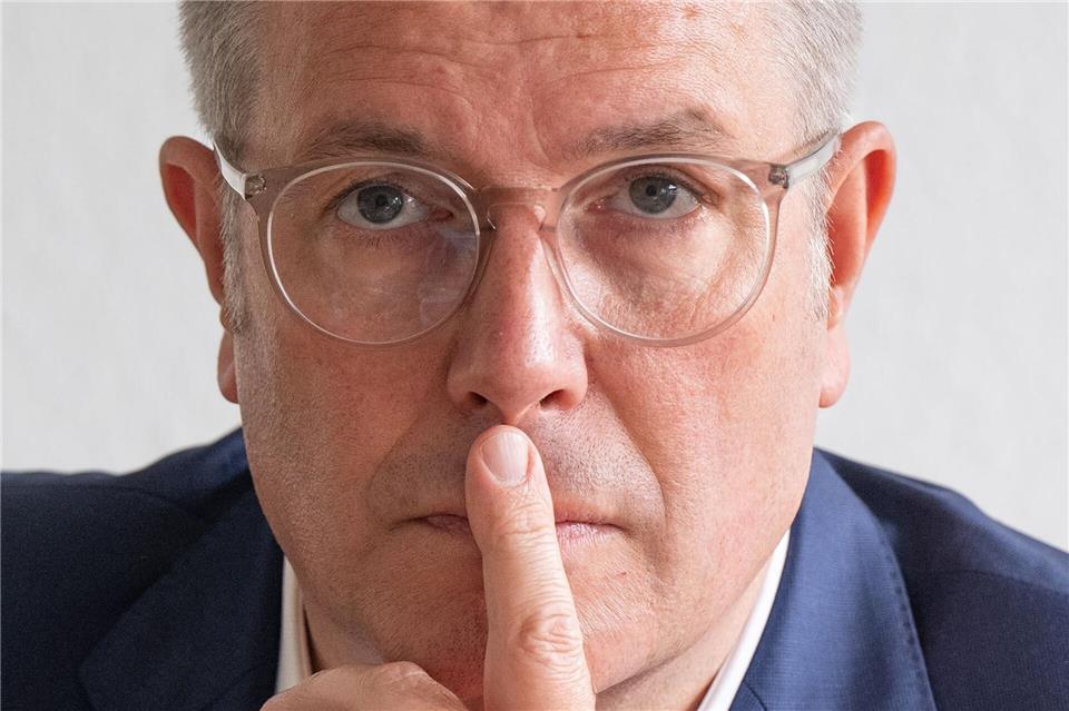 Ministerpräsident Alexander Schweitzer (SPD) hat auf seiner US-Reise extra Wein aus Kallstadt mitgenommen. Aus dem Dorf in der Pfalz stammen die Großeltern von US-Präsident Donald Trump. (Archivbild)Boris Roessler/dpa