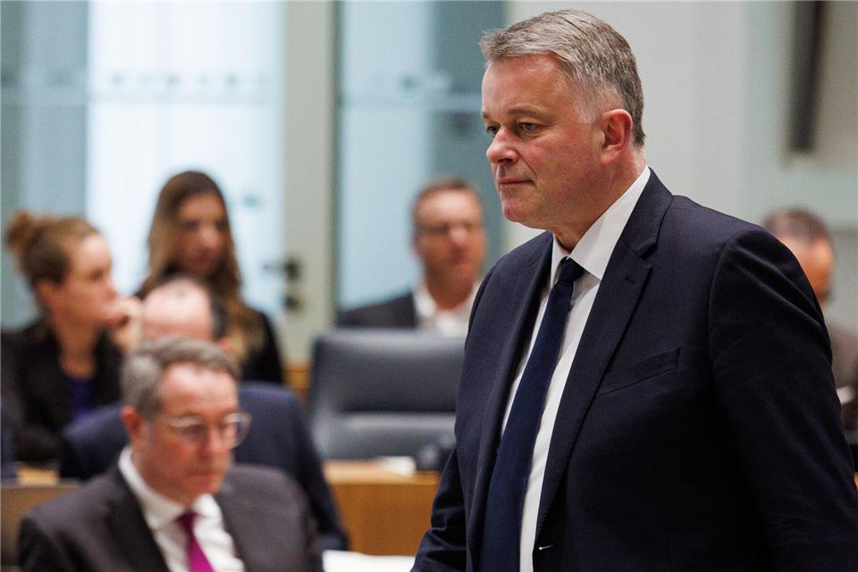 Ministerpräsident Alexander Schweitzer (SPD) (l.) und sein Herausforderer, Gordon Schnieder (CDU), haben wie alle 101 Abgeordneten in Rheinland-Pfalz ein Büro-Zimmer im selben Haus.  Hannes P. Albert/dpa