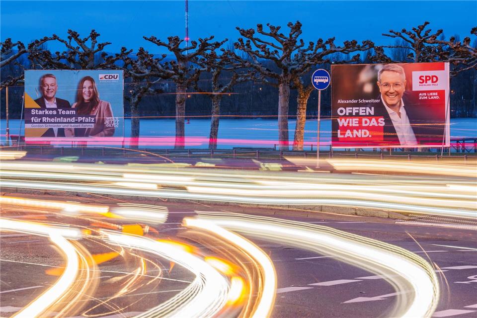 Ministerpräsident Alexander Schweitzer (SPD, rechtes Plakat) und Gordon Schnieder (CDU) engagieren sich schon seit Jugendtagen für ihre Parteien. (Archivbild) Andreas Arnold/dpa