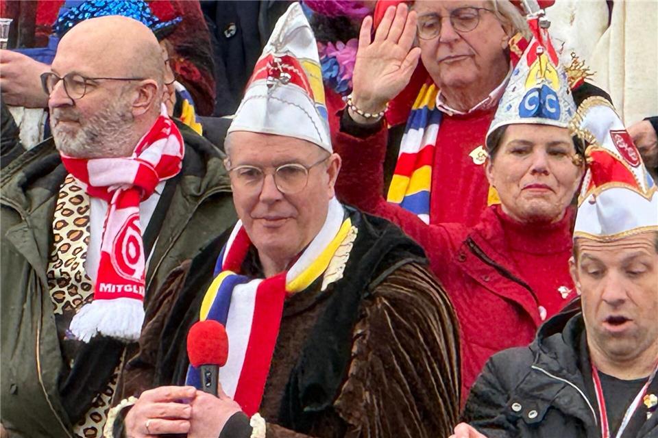 Ministerpräsident Alexander Schweitzer (SPD) schunkelt auf der Ehrentribüne mit. Bernd Glebe/dpa