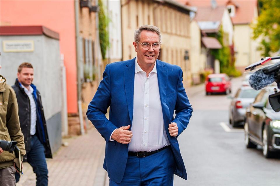Ministerpräsident Alexander Schweitzer (SPD) verurteilt die Provokationen und Bedrohungen in der politischen Auseinandersetzung. Andreas Arnold/dpa