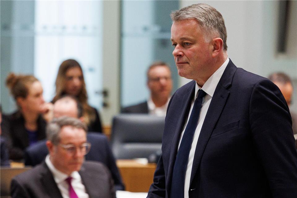 Ministerpräsident Alexander Schweitzer (l) und sein Herausforderer Gordon Schnieder (r) wollen beide in der Fastenzeit auf Süßes verzichten. Hannes P Albert/dpa