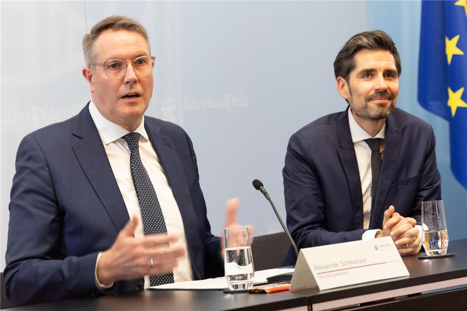 Ministerpräsident Alexander Schweitzer stellt seinen neuen Bildungsminister Sven Teuber (beide SPD) vor.  Helmut Fricke/dpa