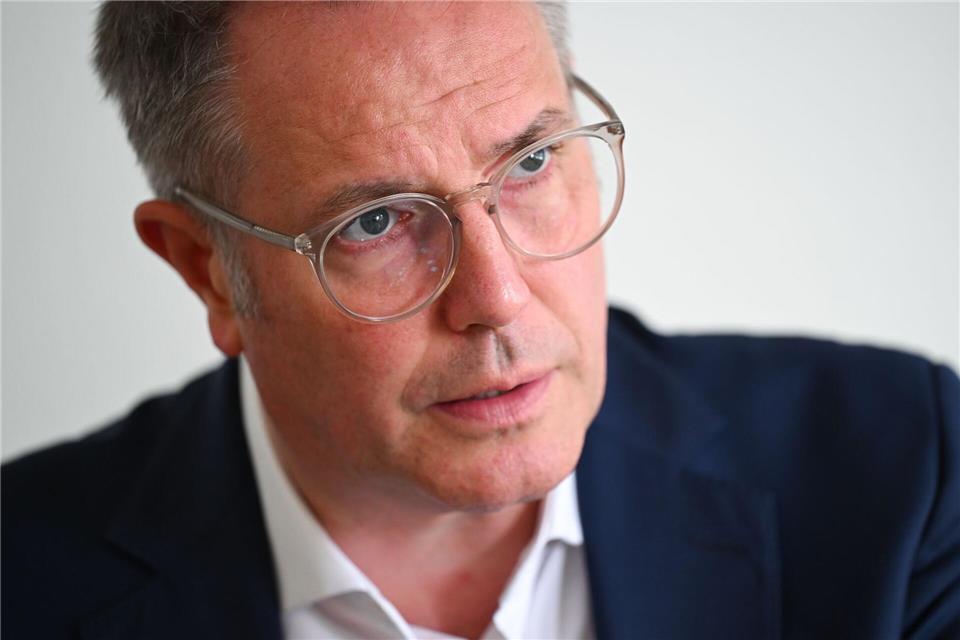 Ministerpräsident Alexander Schweitzer will ein einheitliches Deutschlandticket mit Passfoto. (Archivbild)Arne Dedert/dpa