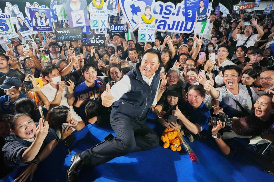 Ministerpräsident Anutin Charnvirakul kündigte die vorgezogene Neuwahl im Dezember an. (Archivbild)Sakchai Lalit/AP/dpa