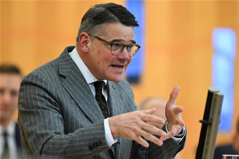 Ministerpräsident Boris Rhein (CDU) spricht von dem Dreiklang „Priorisieren, Investieren, Reformieren“. (Archivbild)Arne Dedert/dpa