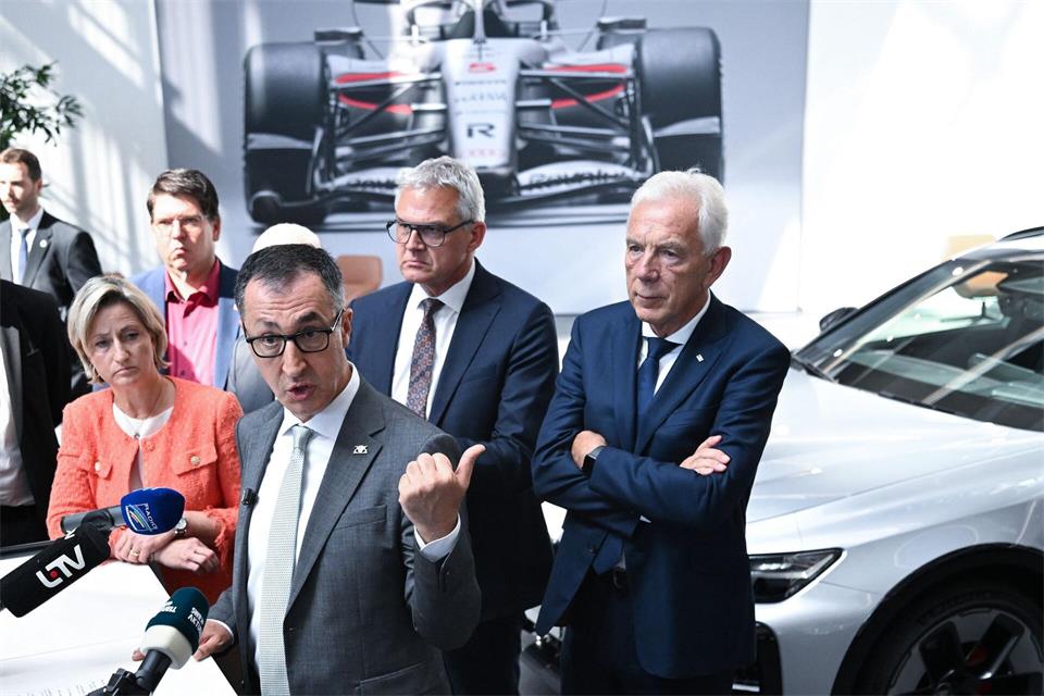 Ministerpräsident Cem Özdemir kämpft für den Erhalt des Audi-Werks in Neckarsulm. (Archivbild)Bernd Weißbrod/dpa