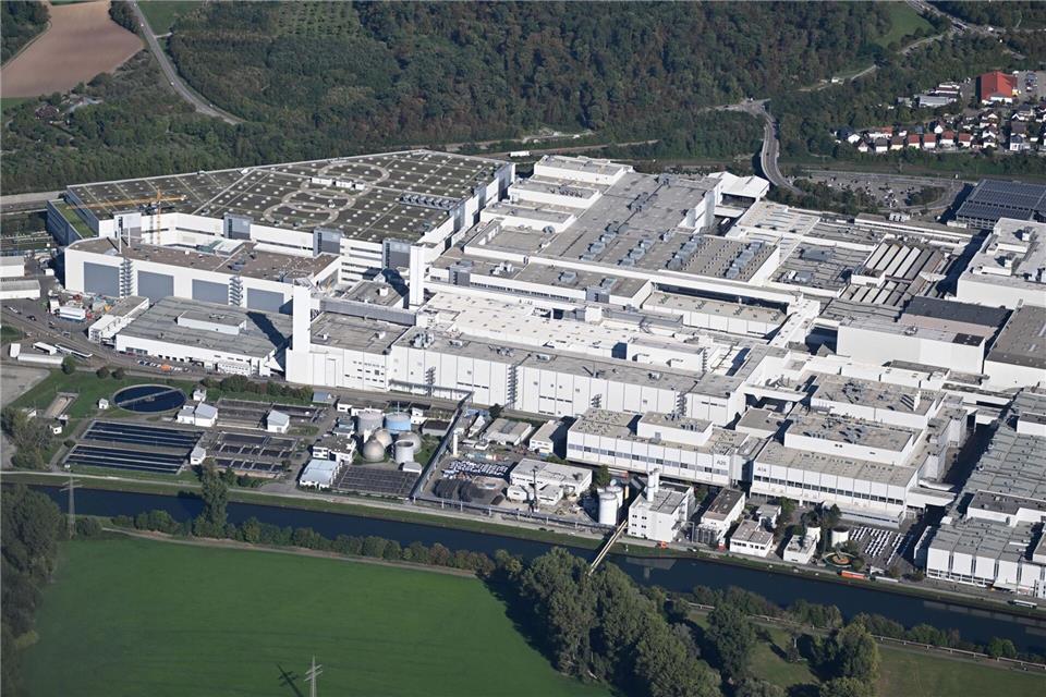 Ministerpräsident Cem Özdemir sorgt sich um die Zukunft von Audi in Neckarsulm. (Archivbild)Bernd Weißbrod/dpa