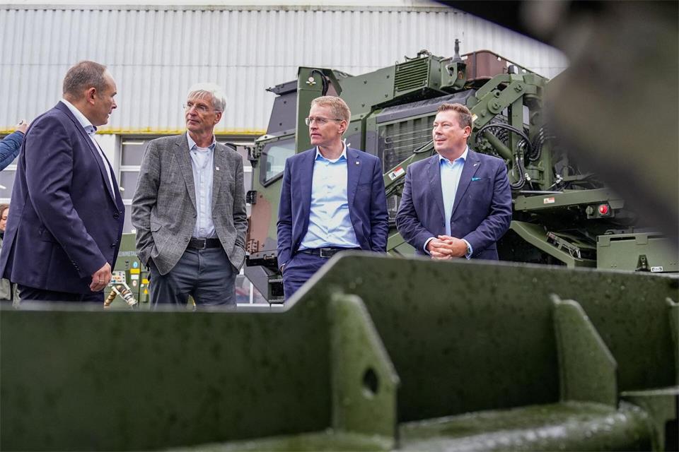 Ministerpräsident Daniel Günther (3. von links, CDU) hat Rheinmetall in Flensburg besucht.Martin Ziemer/dpa