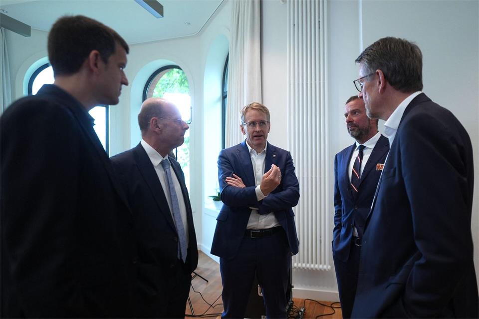 Ministerpräsident Daniel Günther (CDU, Mitte) hat Betreiber von Häfen und Stromnetzen zu Gesprächen in sein Kabinett eingeladen.Marcus Brandt/dpa