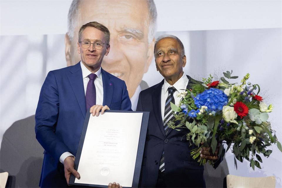 Ministerpräsident Daniel Günther (CDU, links) ernannte den 71-Jährigen zum 9. Ehrenbürger des Landes.Ulrich Perrey/dpa