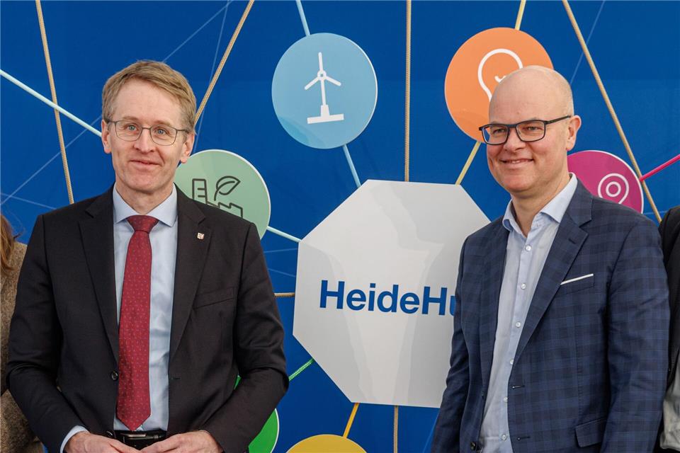 Ministerpräsident Daniel Günther (CDU, links) und Umweltminister Tobias Goldschmidt (Grüne) freuen sich über den Baustart.Markus Scholz/dpa