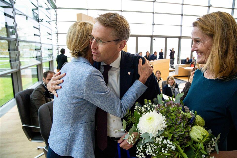 Torp zur neuen Rechnungshofpräsidentin gewählt Ministerpräsident Daniel Günther (CDU) und Finanzministerin Silke Schneider (Bündnis 90/Die Grünen) zählten zu den ersten Gratulanten.Frank Molter/dpa