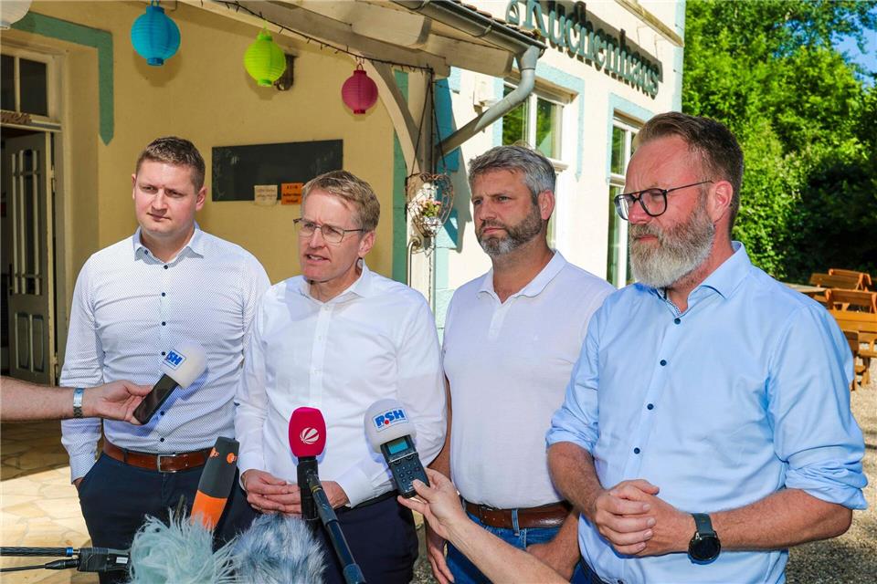 Ministerpräsident Daniel Günther (CDU, zweiter von links) und Wirtschaftsminister Claus Ruhe Madsen (CDU, rechts) trafen sich mit den Bürgermeistern Joschka Buhmann (links, Gemeinde Brodersby/Goltoft) und Tobias Hansen (zweiter von rechts, Kosel).Frank Molter/dpa