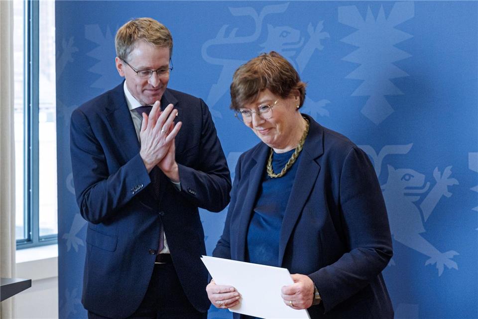 Ministerpräsident Daniel Günther hat Innenministerin Sabine Sütterlin-Waack (beide CDU) ihre Entlassungsurkunde überreicht.Markus Scholz/dpa