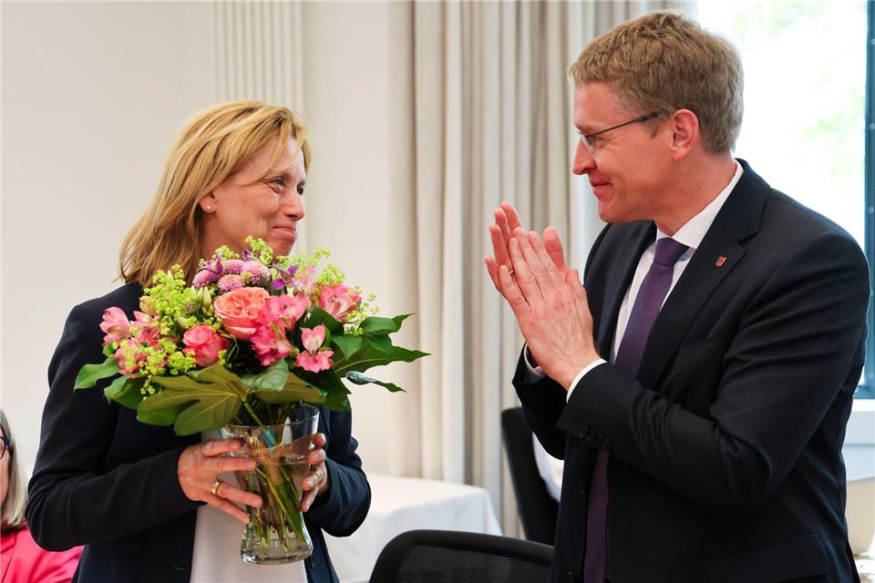 Ministerpräsident Daniel Günther hat die voraussichtliche Bundesbildungsministerin Karin Prien (beide CDU) aus seinem Kabinett verabschiedet.Frank Molter/dpa