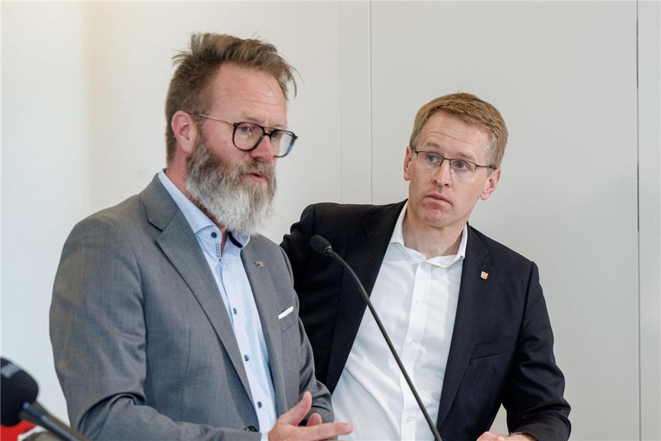 Ministerpräsident Daniel Günther (r) und Wirtschaftsminister Claus Ruhe Madsen gaben die Zahlen beim Glasfaserforum in Kiel bekannt. (Archivbild)Markus Scholz/dpa