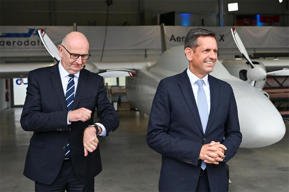 Ministerpräsident Dietmar Woidke (SPD) und sein niedersächsischer Amtskollege Olaf Lies (SPD) besuchen die Firma Aerodata AG.Jens Kalaene/dpa