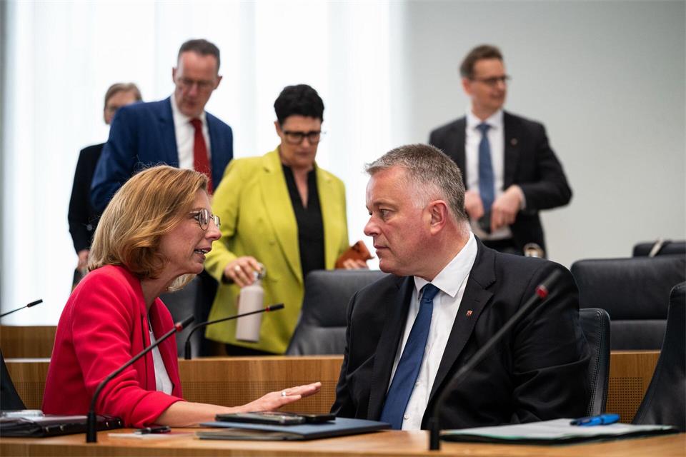 Ministerpräsident Gordon Schnieder (CDU) und seine Stellvertreterin Sabine Bätzing-Lichtenthäler (SPD) sind geräuschlos in das neue Regierungsbündnis gestartet. (Archivfoto)Hannes Albert/dpa