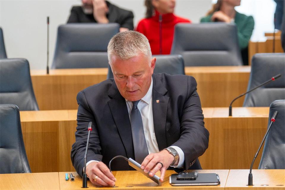 Ministerpräsident Gordon Schnieder (CDU) versucht, mit ruhiger Hand zu regieren. (Archivfoto)  Andreas Arnold/dpa