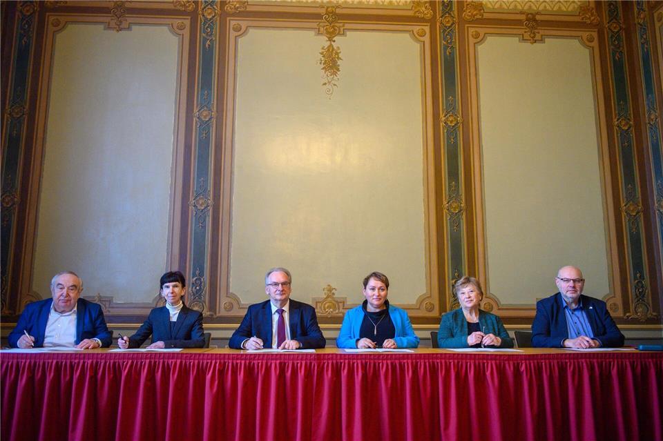 Ministerpräsident Haseloff (M) unterzeichnet in Magdeburg den neuen Staatsvertrag des Landes Sachsen-Anhalt mit der Jüdischen GemeinschaftKlaus-Dietmar Gabbert/dpa