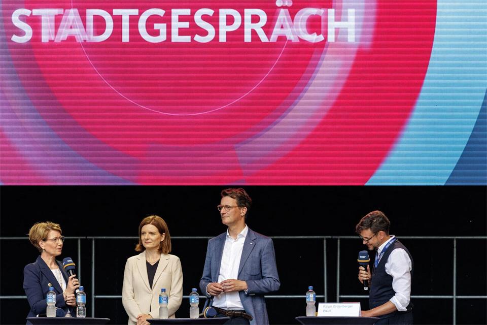 Ministerpräsident Hendrik Wüst (2.v.r.) äußerte sich auf einer Podiumsdiskussion. David Ebener/dpa