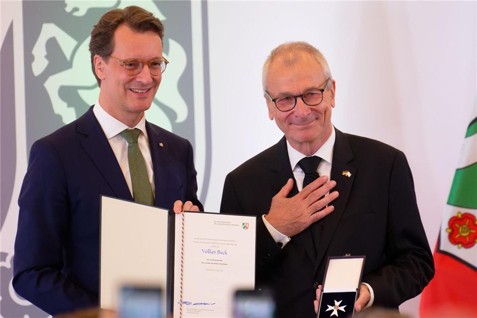 Ministerpräsident Hendrik Wüst (CDU, l) verleiht den Verdienstorden des Landes Nordrhein-Westfalen an den Grünen-Politiker Volker Beck.Henning Kaiser/dpa