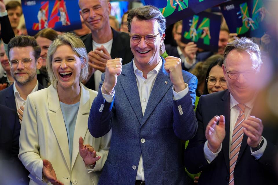 Ministerpräsident Hendrik Wüst (CDU) ließ sich auch ohne Endergebnis schon feiern. Christoph Reichwein/dpa