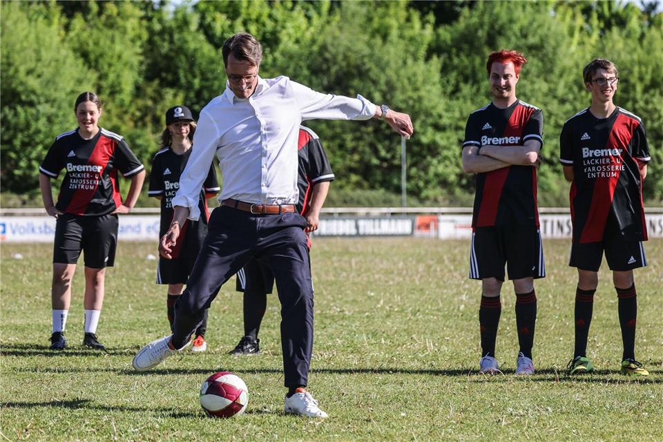 Ministerpräsident Hendrik Wüst (CDU) spielte als junger Mann Handball, schoss bei einem Termin aber auch schon einen Elfmeter (Archivfoto)Oliver Berg/dpa