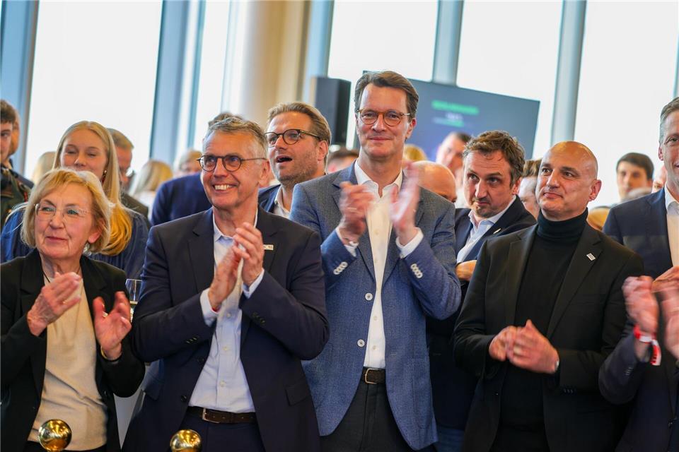 Ministerpräsident Hendrik Wüst (M) freut sich über 1,4 Millionen Teilnehmer am Olympia-Votum. Christoph Reichwein/dpa