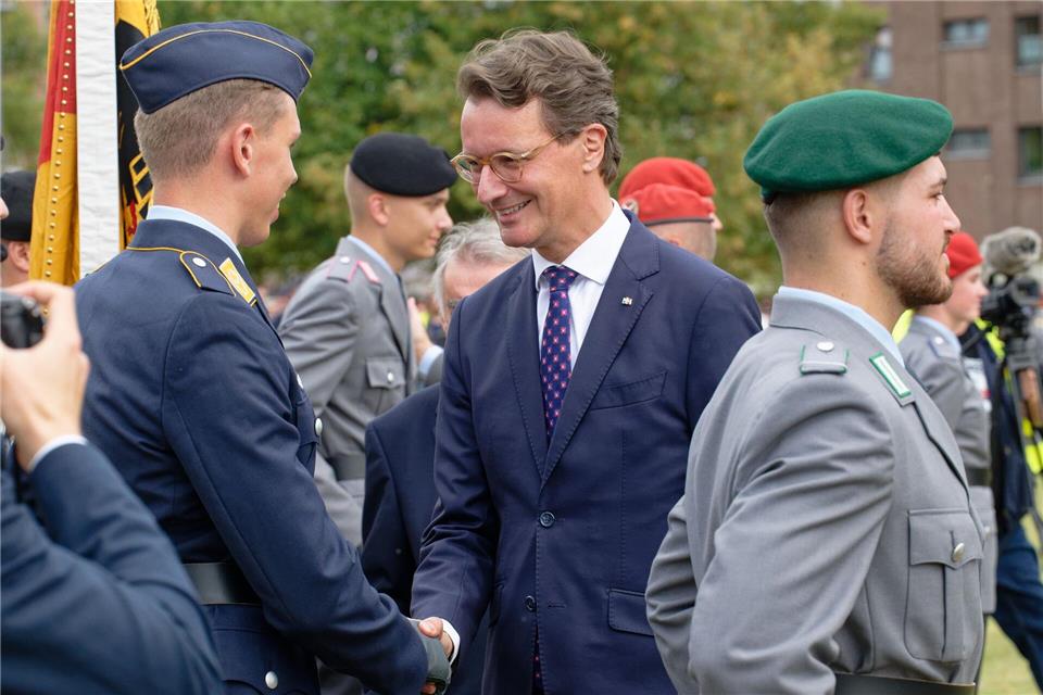 Ministerpräsident Hendrik Wüst begrüßte die Rekruten.Henning Kaiser/dpa