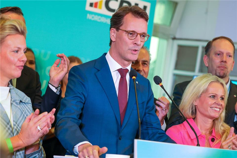 Ministerpräsident Hendrik Wüst freut sich über das Abschneiden der CDU bei den Kommunalwahlen in Nordrhein-Westfalen. Christoph Reichwein/dpa